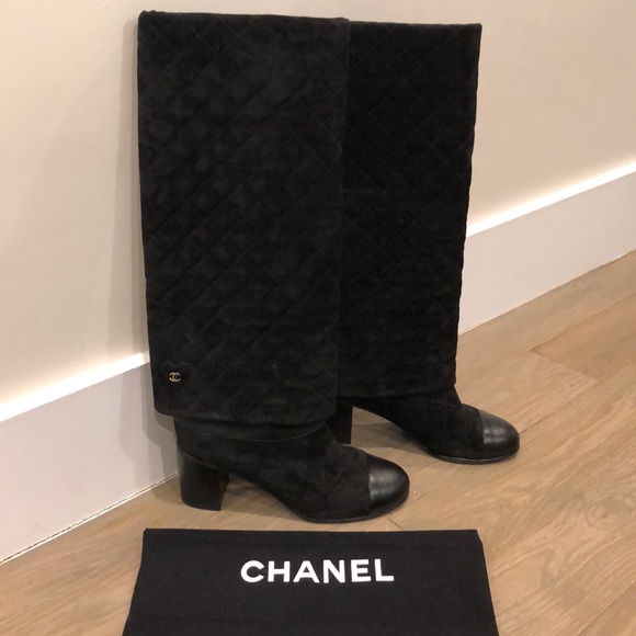 CHANEL quilted suede and leather fold-over boots - Picture 5 of 8